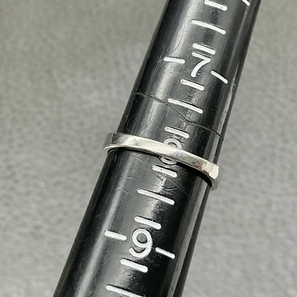Ring Size 8‎ Silver Tone Clear Round Stone Accent Band Cocktail Womens Ring